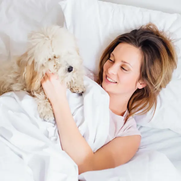 Así es cómo los expertos en limpieza recomiendan lavar la ropa de cama si tienes mascotas