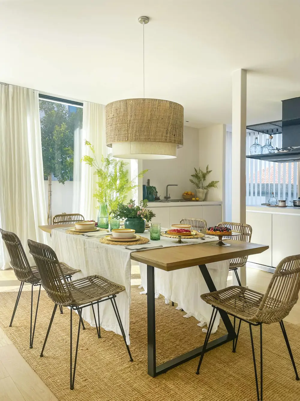 un espacioso comedor junto a la cocina 69eb86b2
