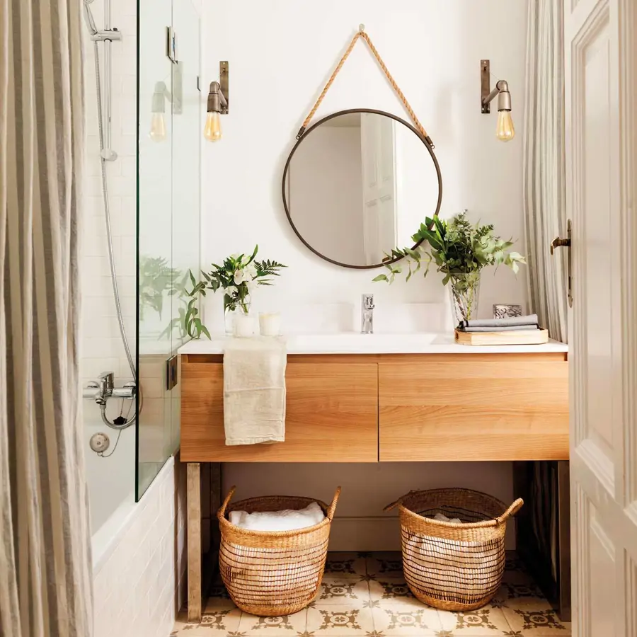 Baño con apliques y mueble de madera 00498731 