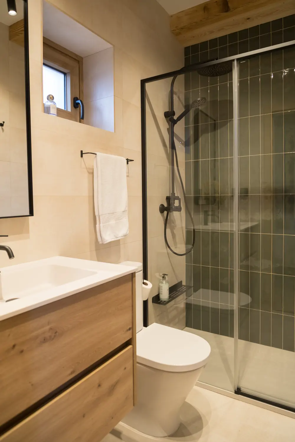 Baño moderno azulejos verdes madera ventana 