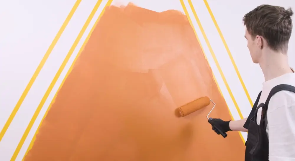 Chico pintando la casa