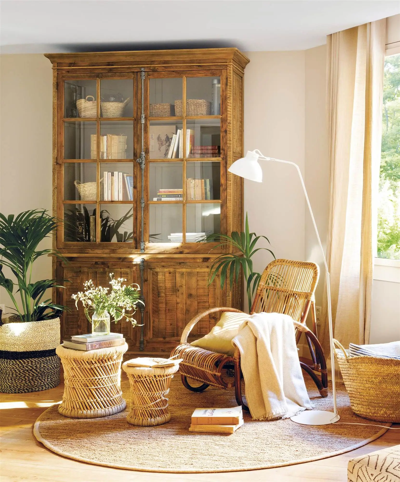 Rincón de lectura con plantas