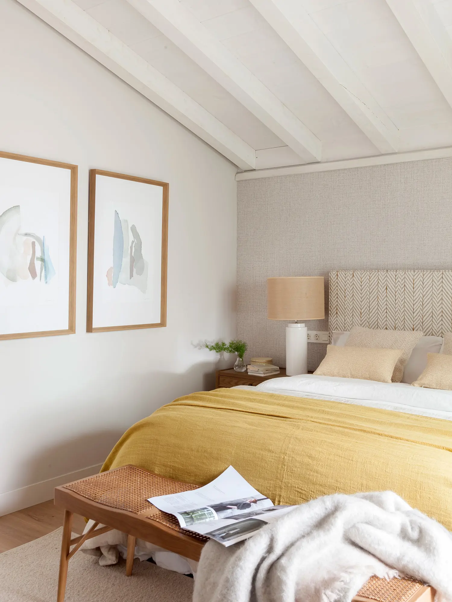 Dormitorio decorado con cuadros en pareja en una de las paredes