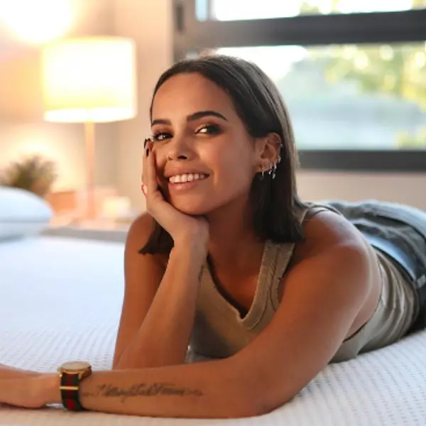 Gloria Camila y su idea moderna para decorar la pared del cabecero con mucho estilo