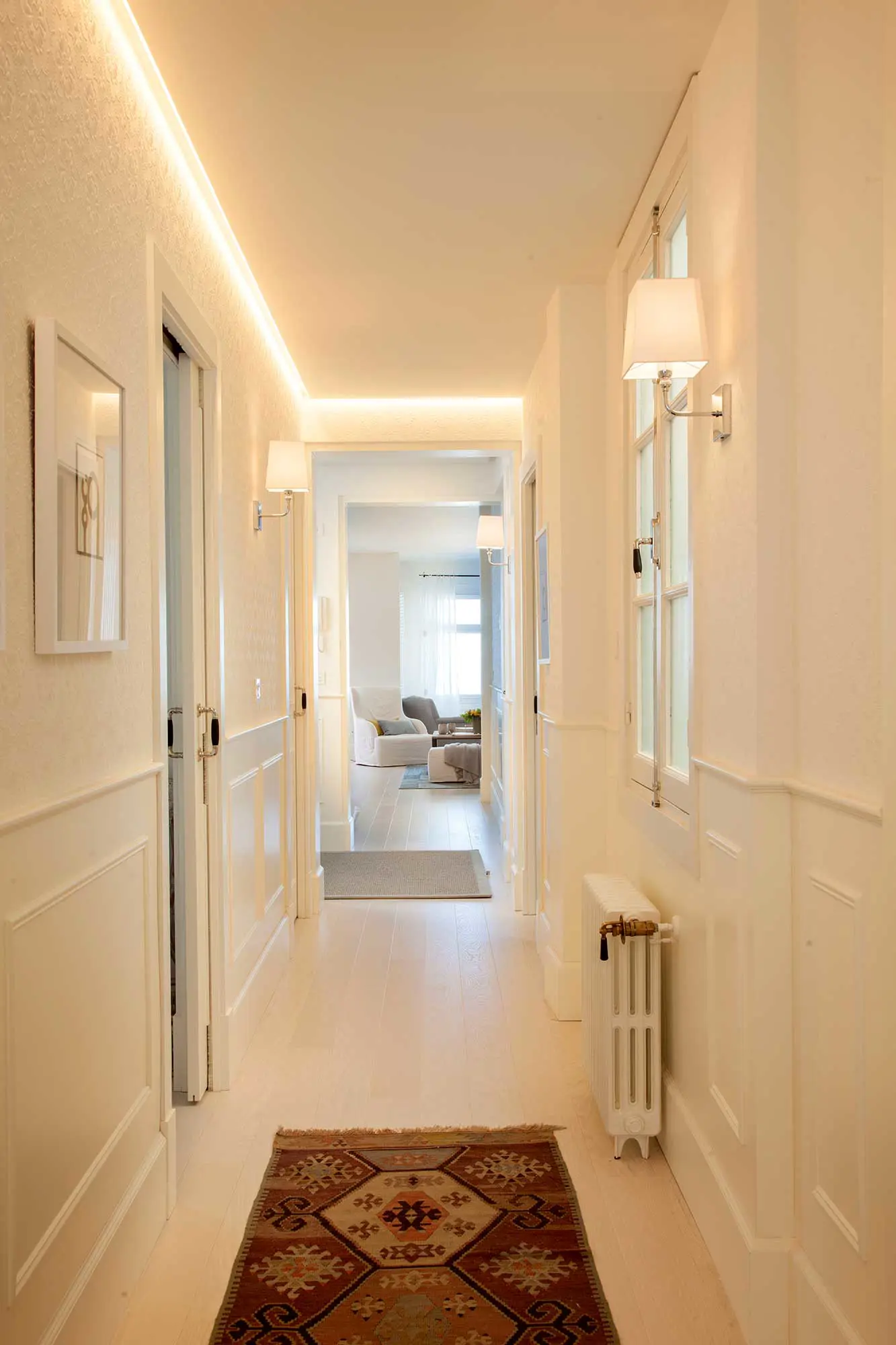 Pasillo con tiras LED