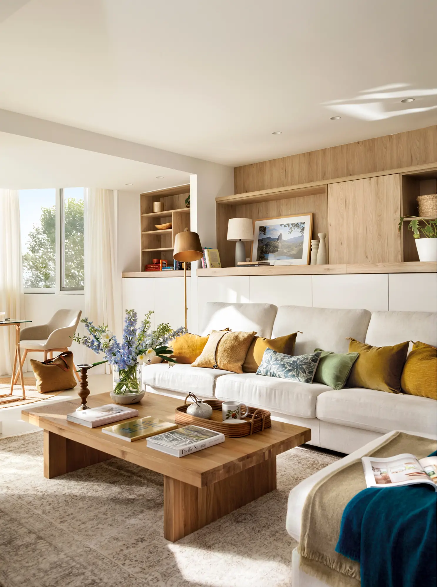 Salón con sofá en tono crudo y mesa de madera.