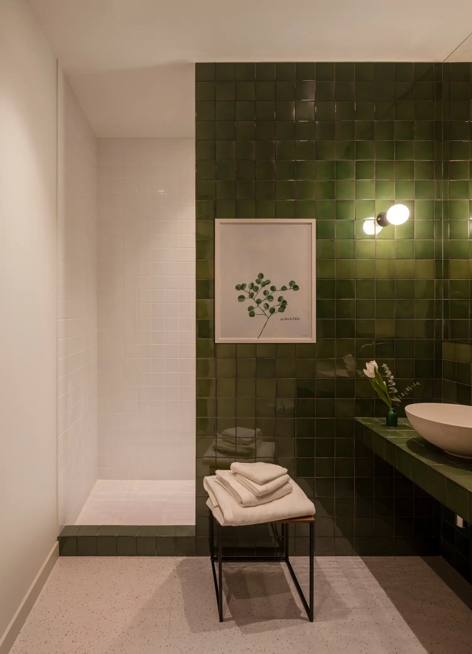 Un baño tendencia con baldosas