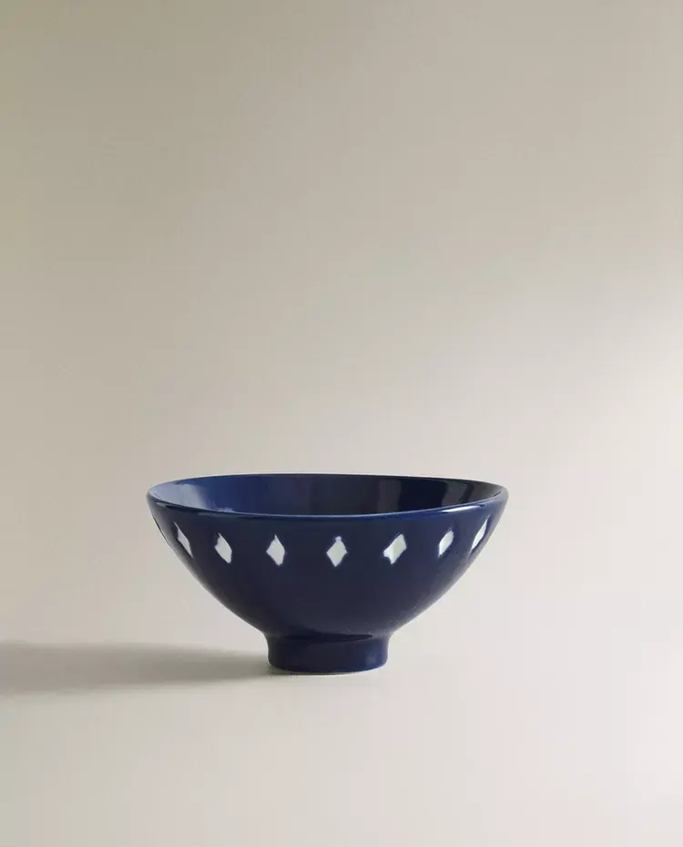 Bol con rombos en blanco y base azul oscura. 