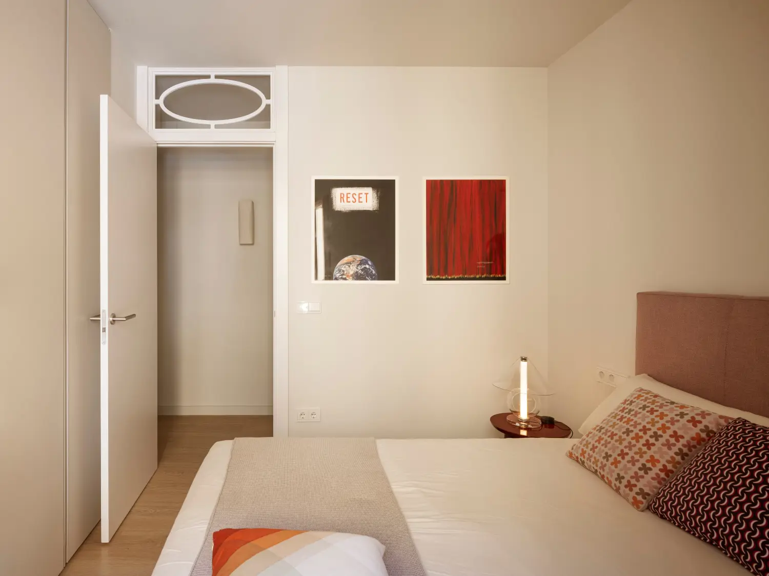 Un dormitorio simple con notas de color
