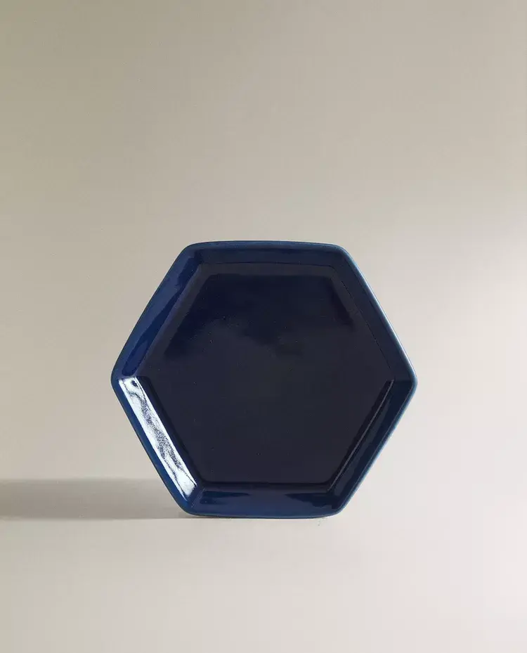 Platito con forma hexagonal en color azul