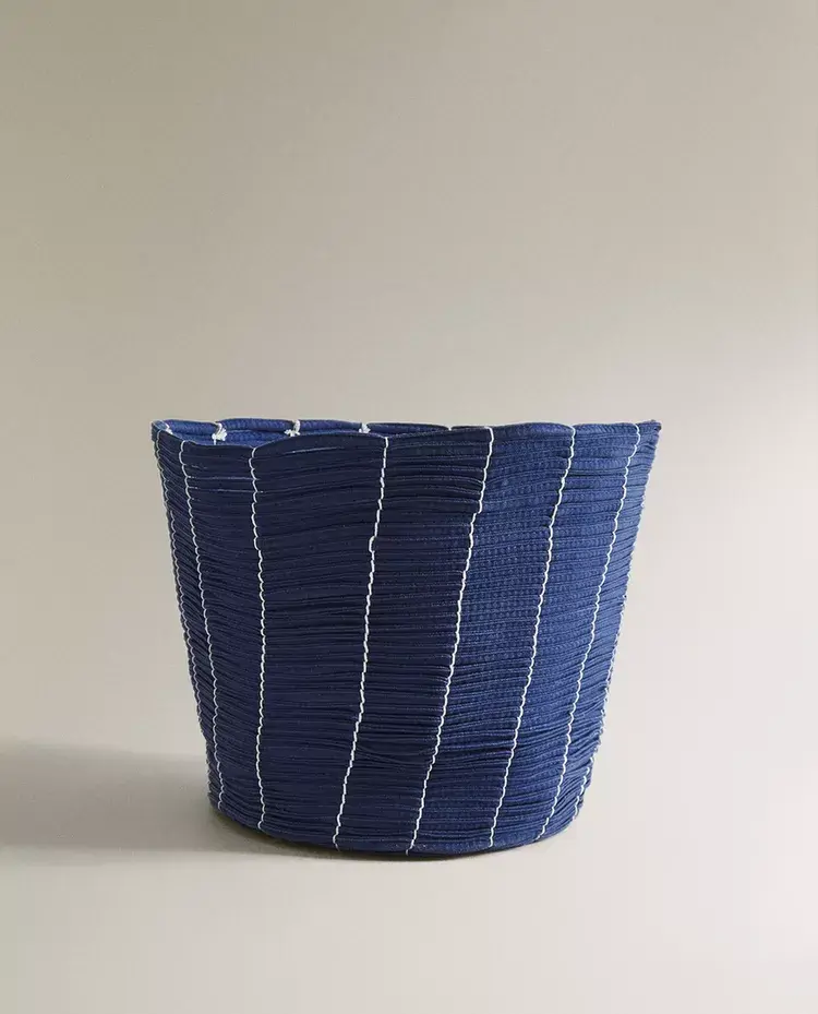 Cesta azul con rayas verticales en blanco