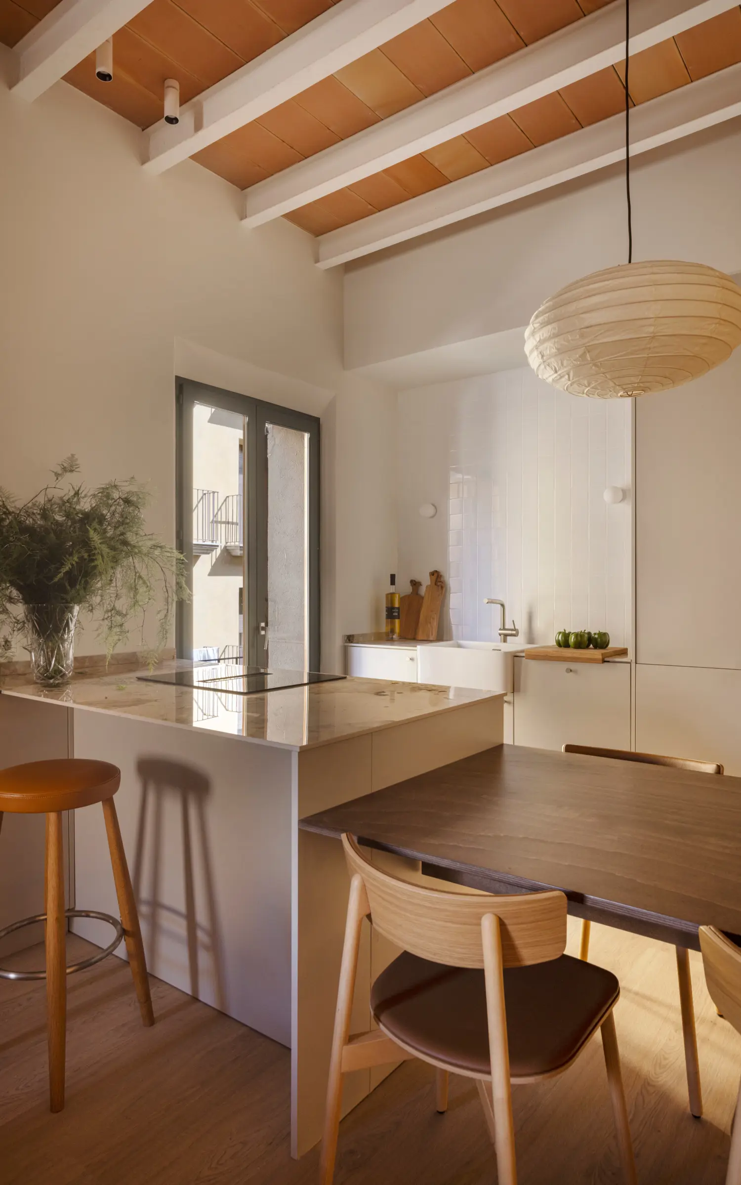 Una cocina abierta con isla