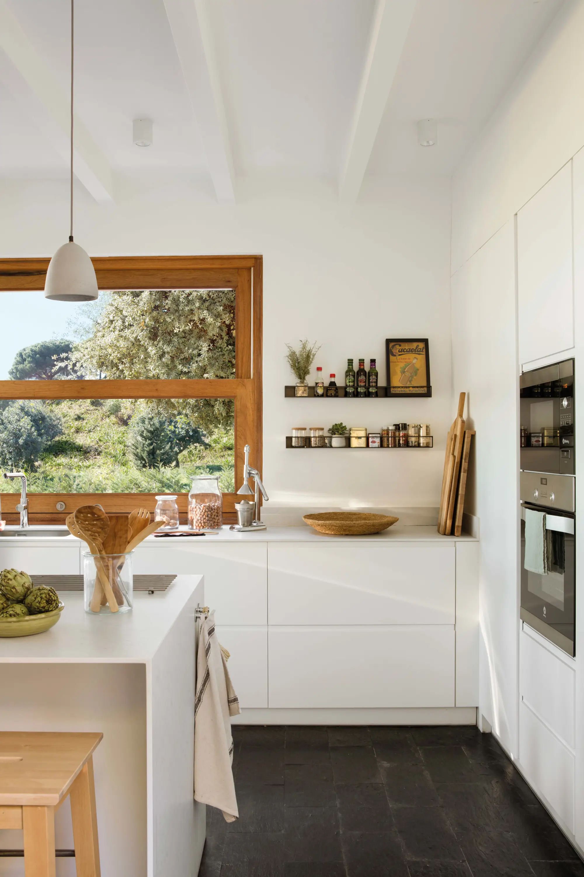 Cocina blanca con suelo oscuro
