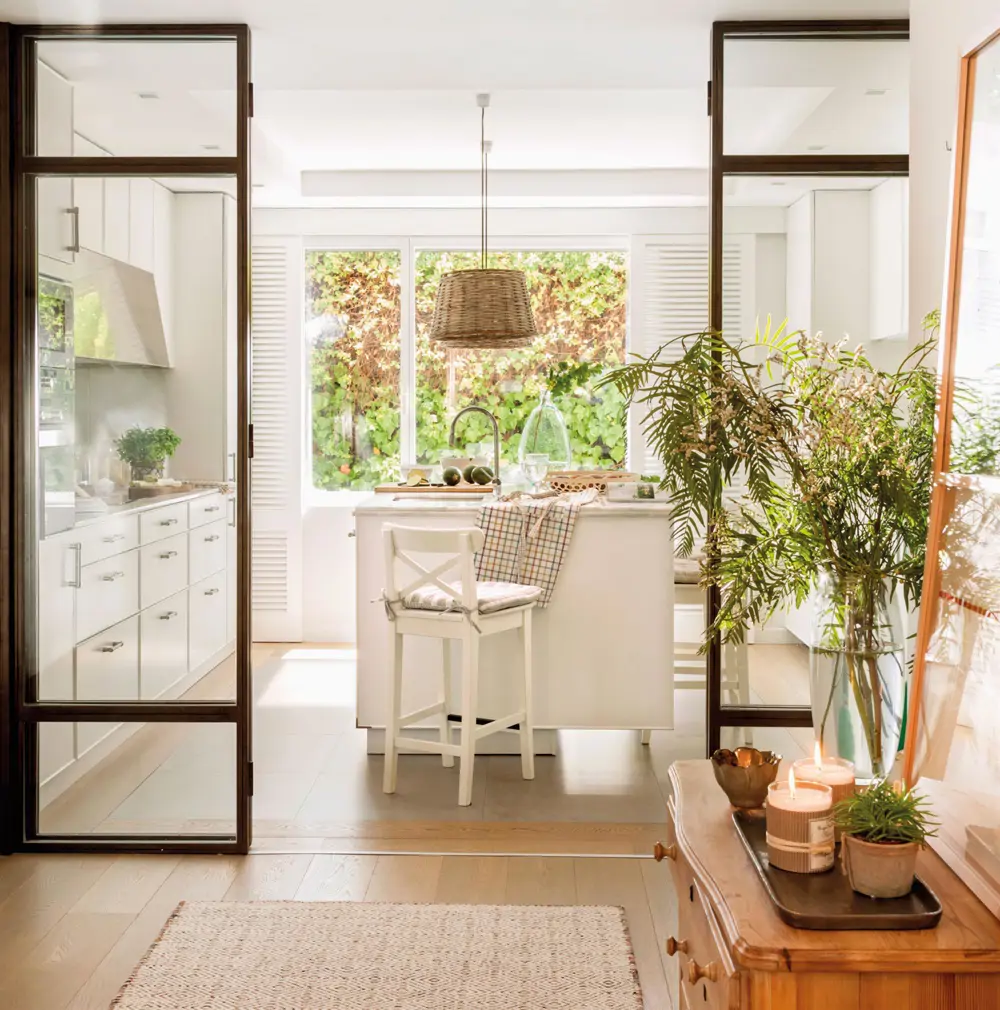 cocina cerrada con puertas de cristal con estructura metálica negra