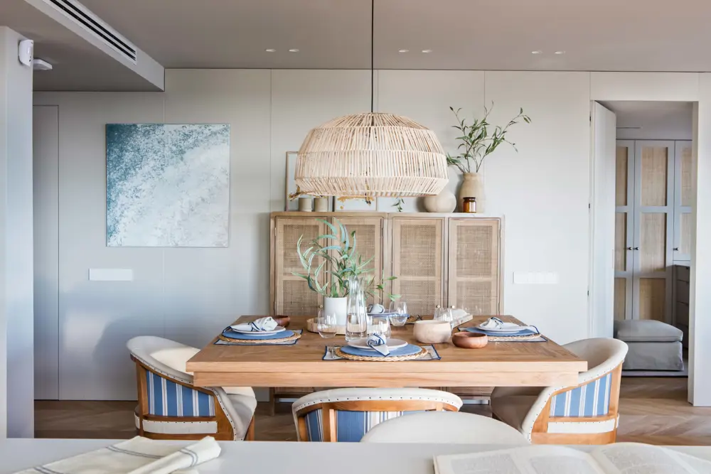 Comedor con aparador y mesa cuadrada extensible