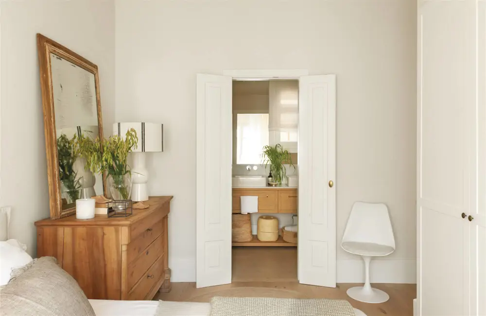 dormitorio con cómoda de madera y puerta blanca 00530391