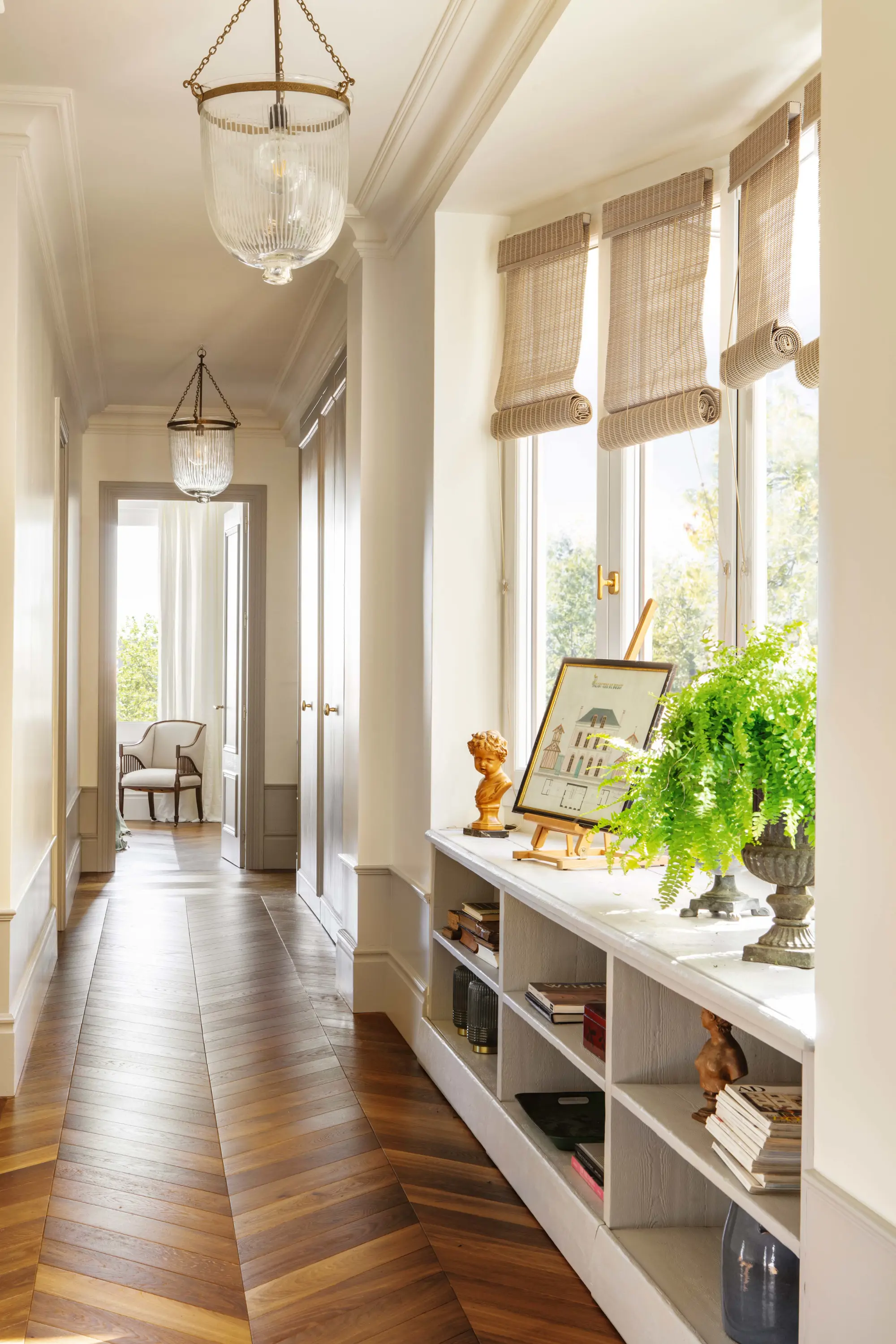 Recibidor con mueble bajo la ventana y suelo oscuro