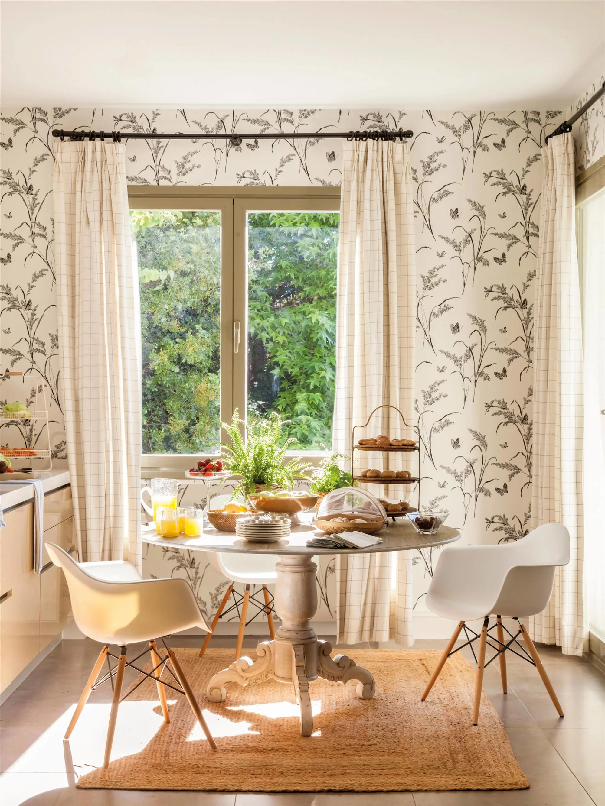 Cocina con papel pintado con motivos vegetales.