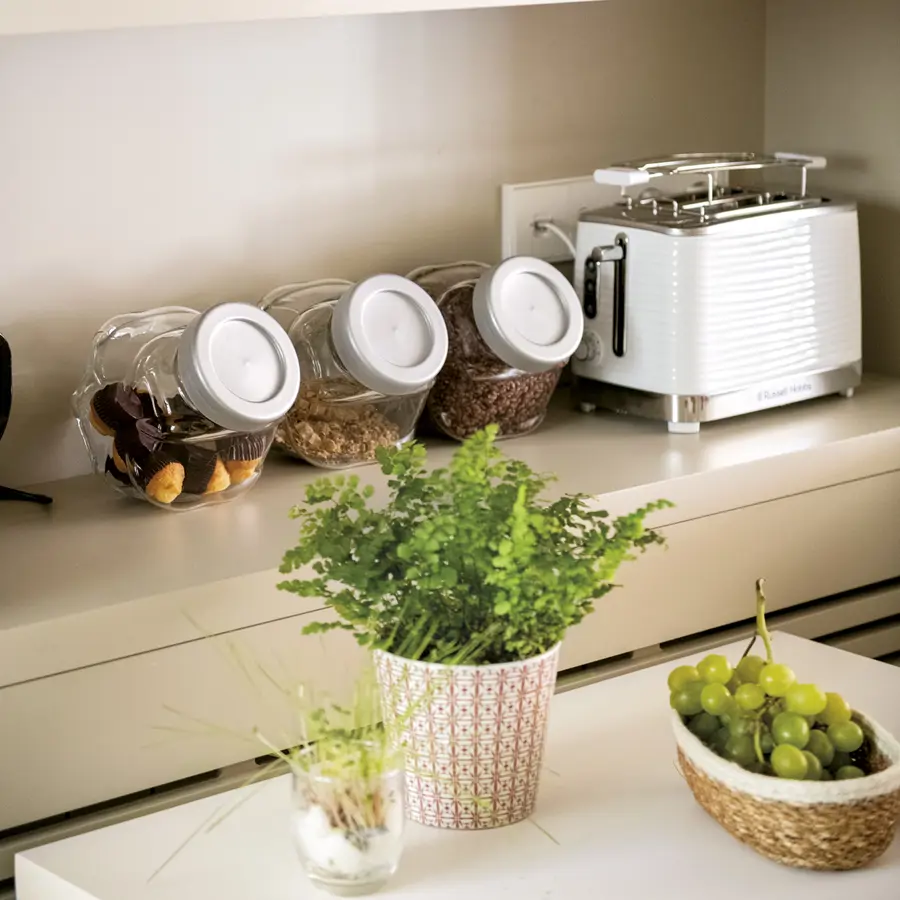 cocina, mueble de cocina beige, bote de cristal, hierbas aromáticas, estantes, vajilla blanca, tostadora