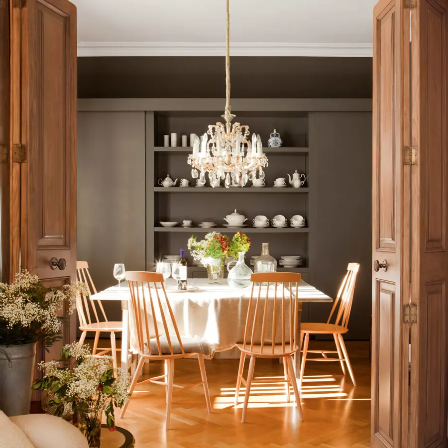 comedor-con--mesa-y-sillas-y-lampara-de-techo-00397806
