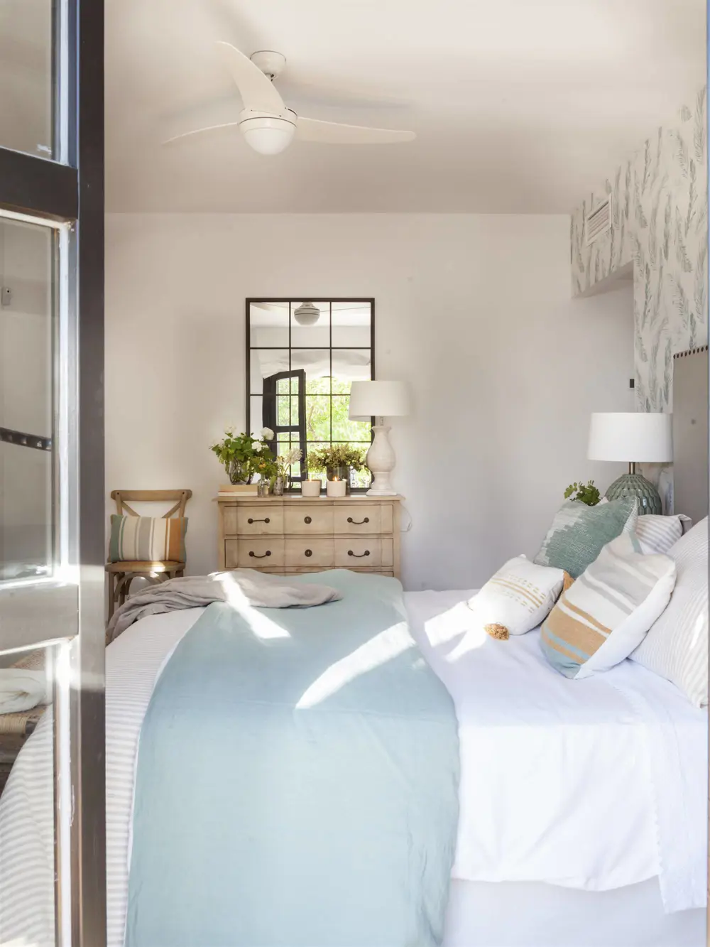 dormitorio con comoda y espejo ventana 