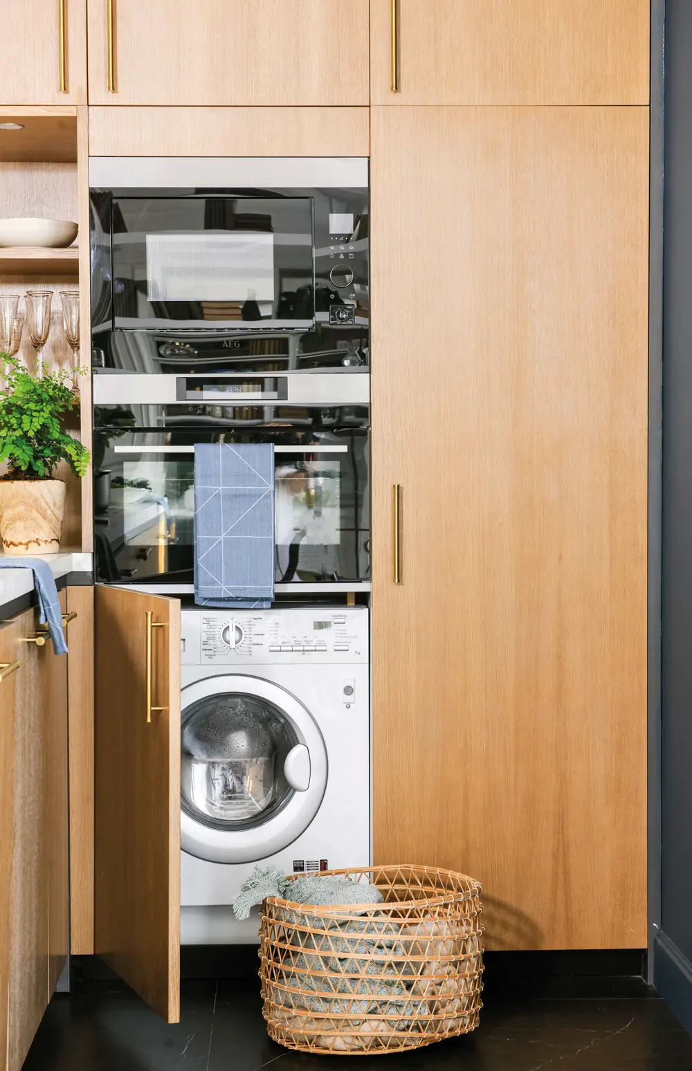 Lavadora panelada con frente de madera como el mobiliario de cocina
