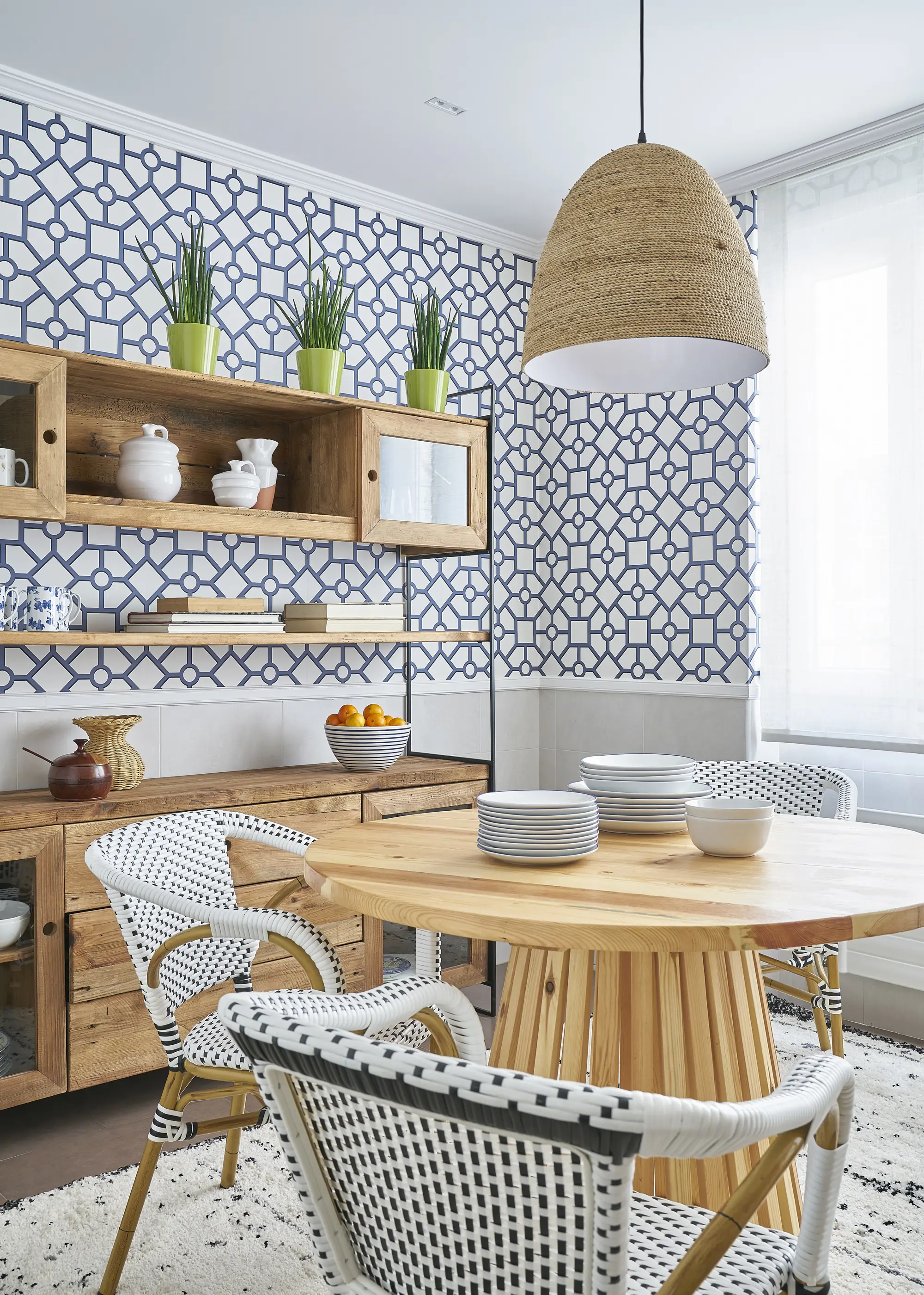 Cocina con papel pintado geométrico.