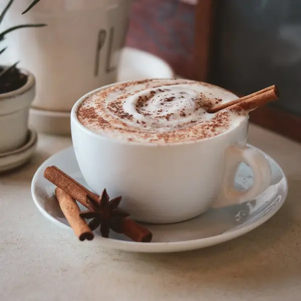 Chai Latte: qué es y cómo preparar la bebida especiada de moda 