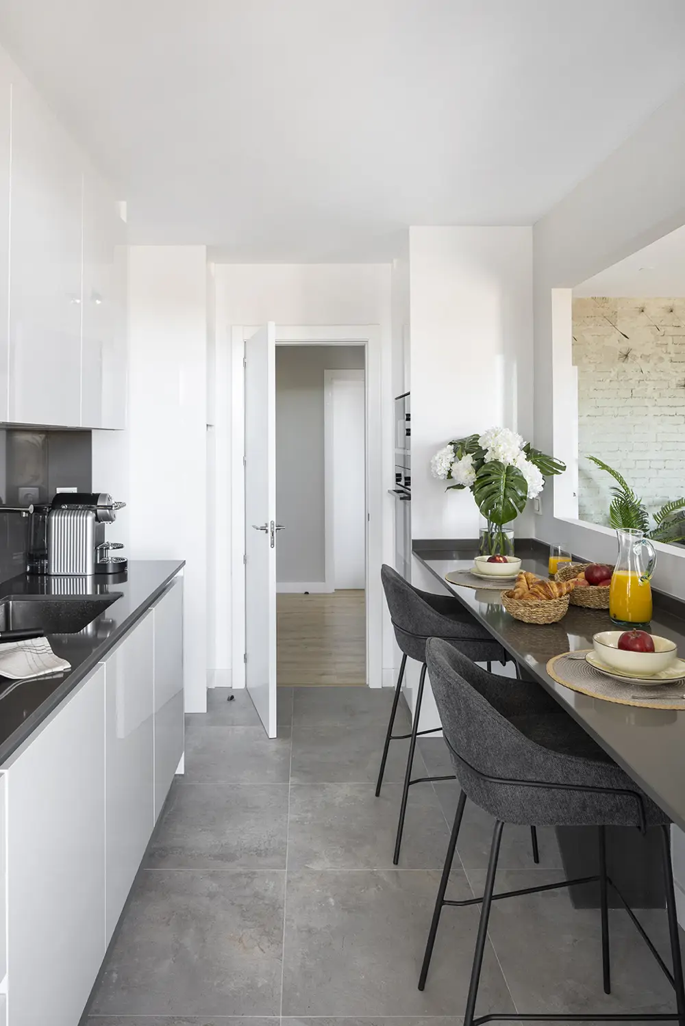Una cocina estrecha y bien aprovechada