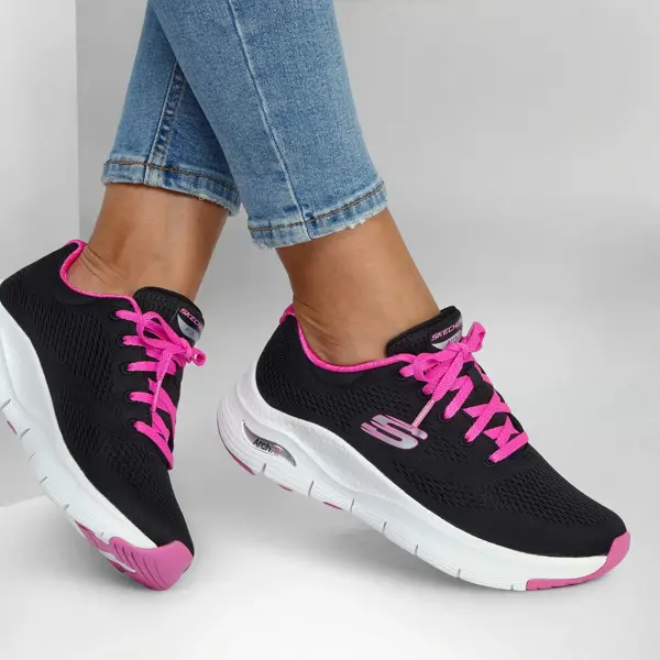 El “pequeño” detalle por el que estas Skechers (desde 33€) son las más cómodas para los pies delicados: desde 35€ e ideales para salir a caminar e ir a la playa este verano