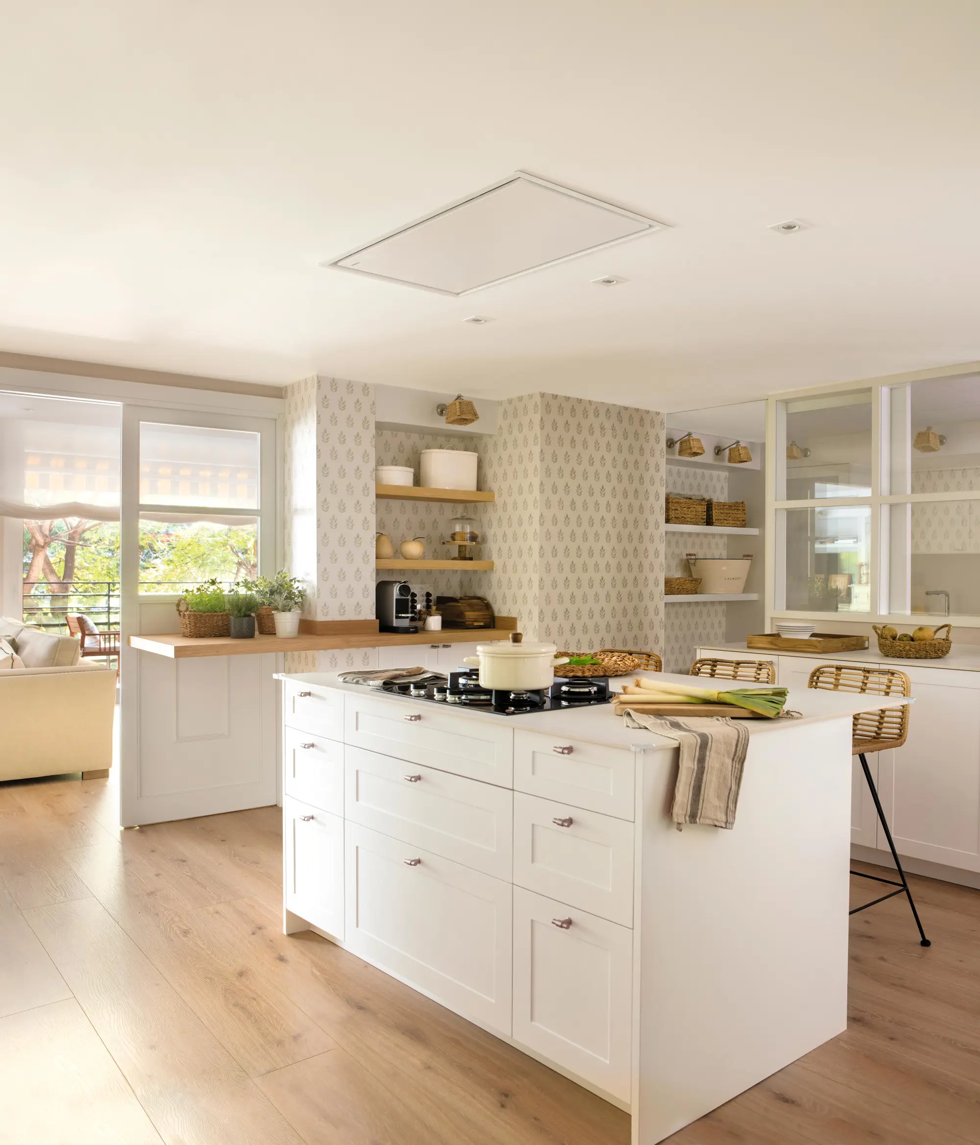 Cocina abierta al salón con isla, barra y desayunador