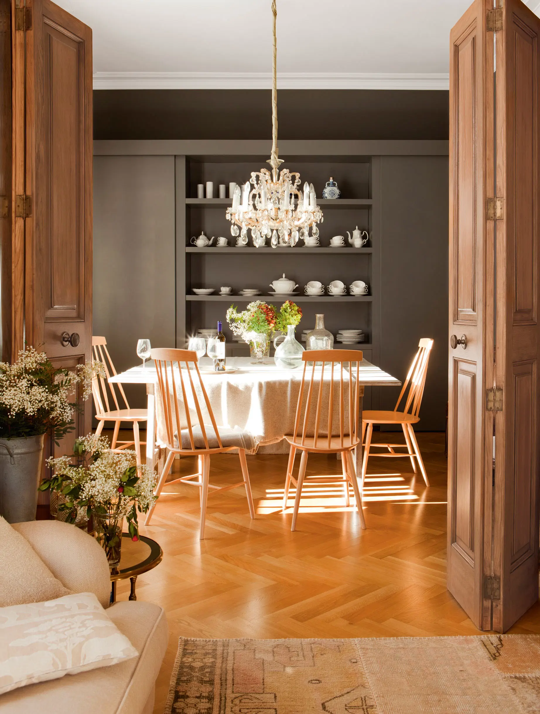 Comedor con suelo de parquet de espiga acabado brillante_00397806
