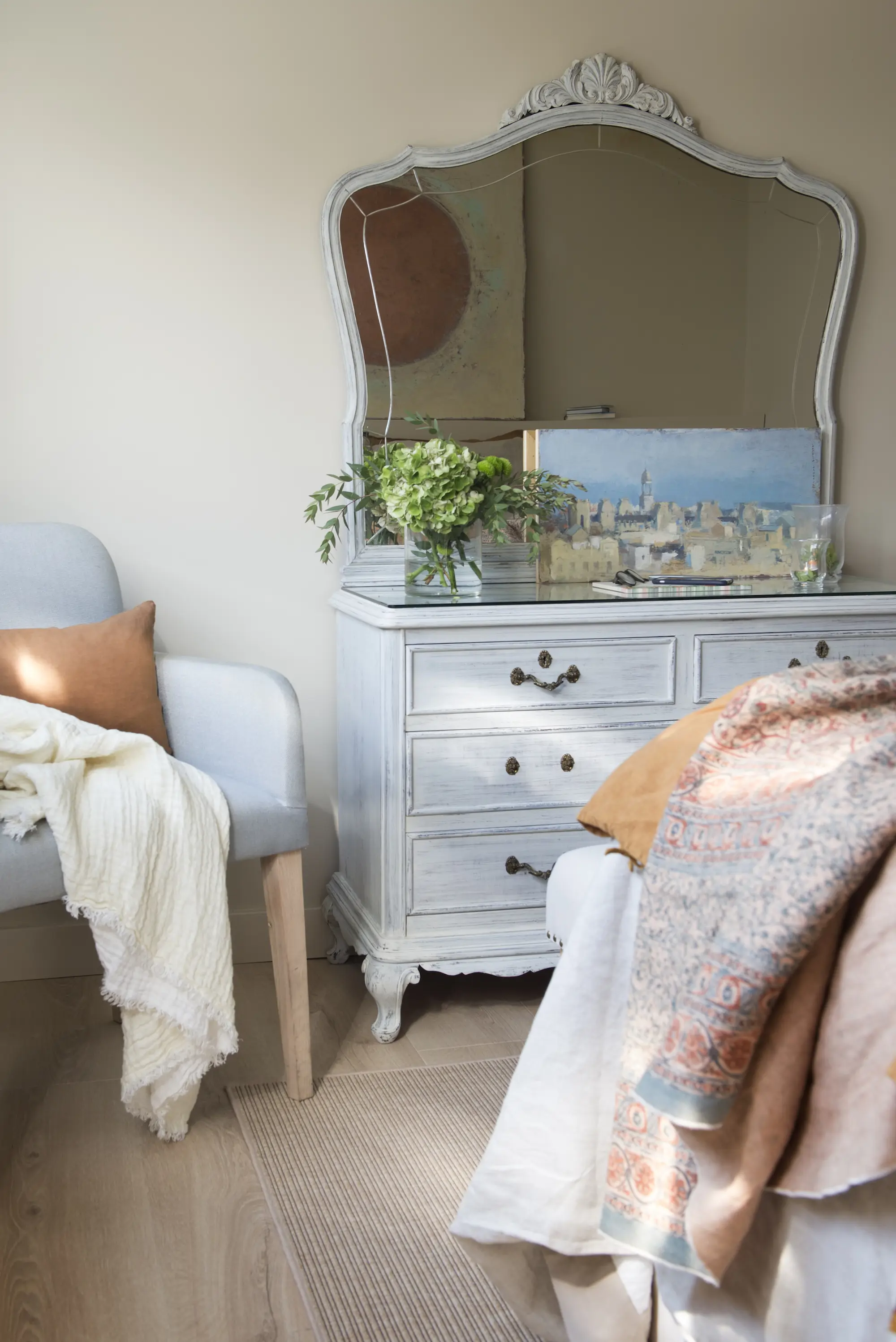 comoda con espejo en dormitorio pintada de blanco 00493621