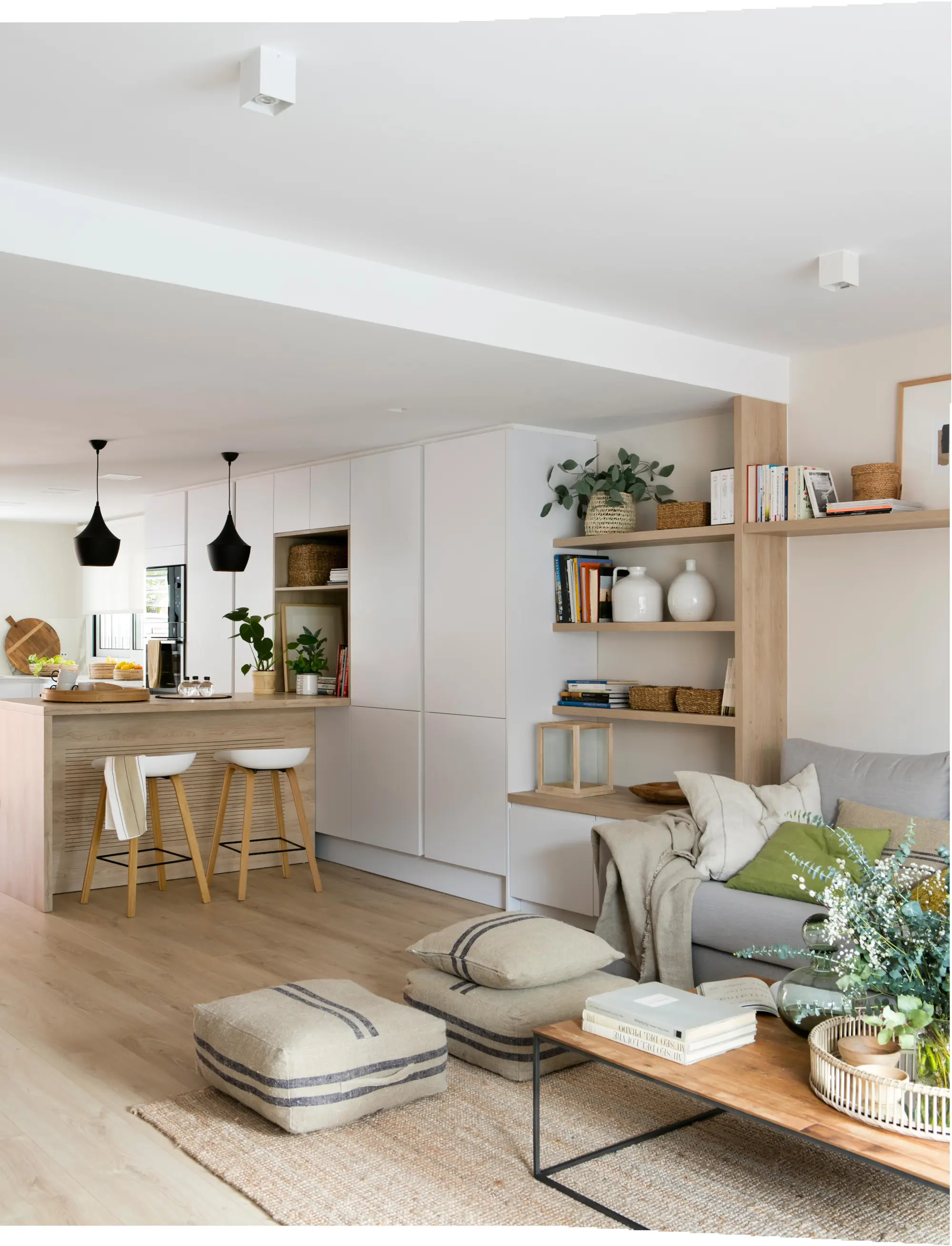 Cocina abierta al salón con península y estantería