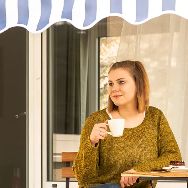 No pases calor este verano: 8 toldos “sin taladro” y alternativas baratas desde 25€ (también en balcones pequeños y pisos de alquiler)