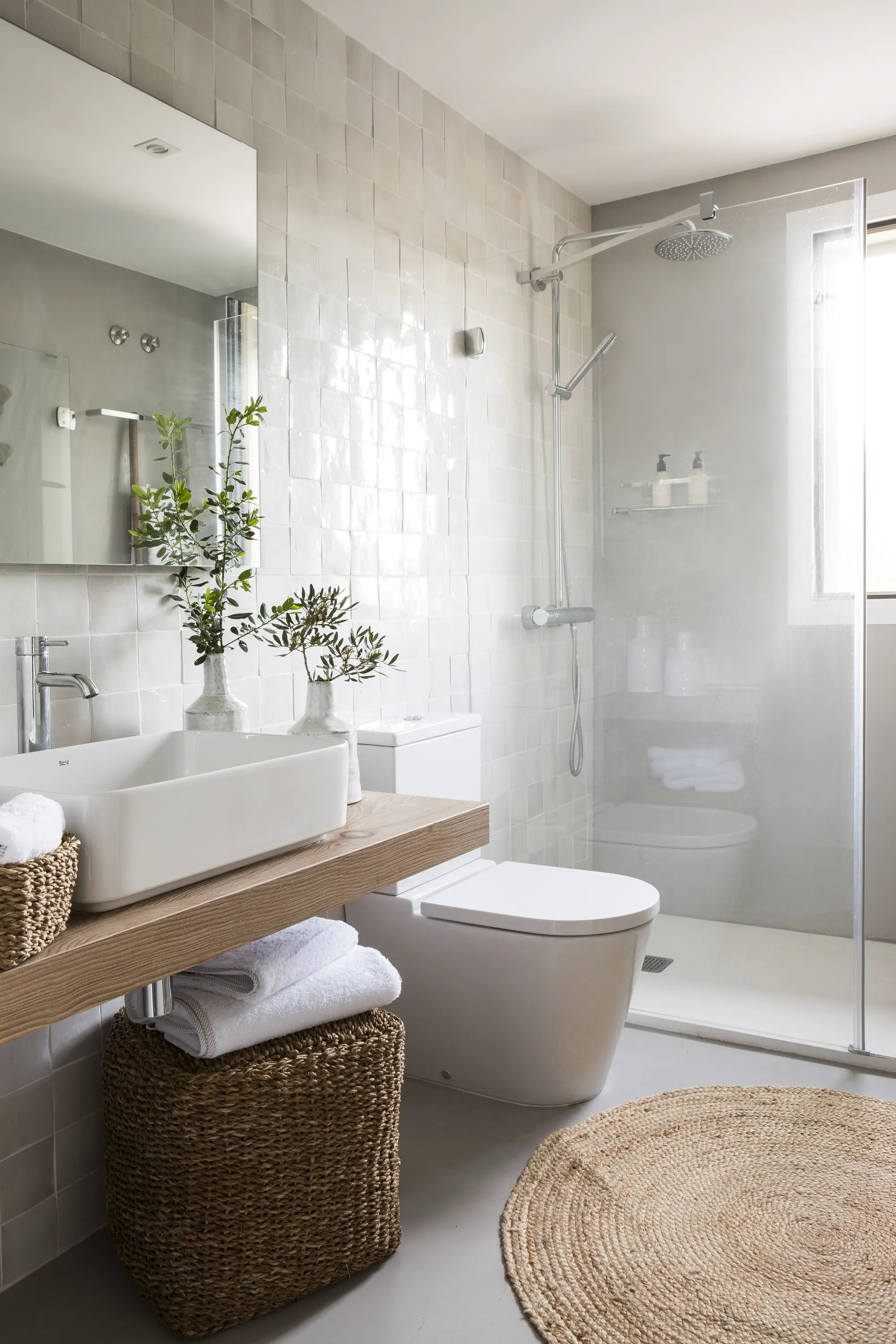 Baño rústico moderno con encimera volada de madera.