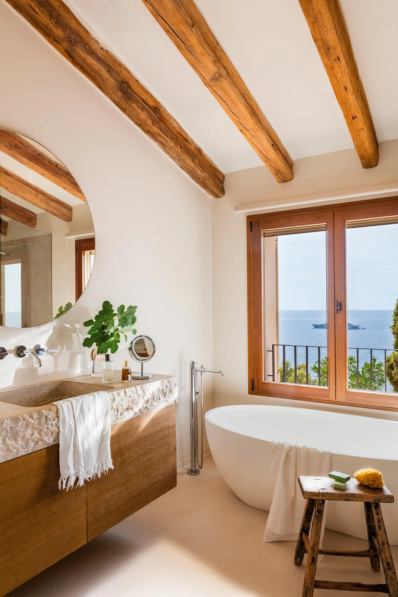 Baño con bañera exenta y techo de vigas vistas