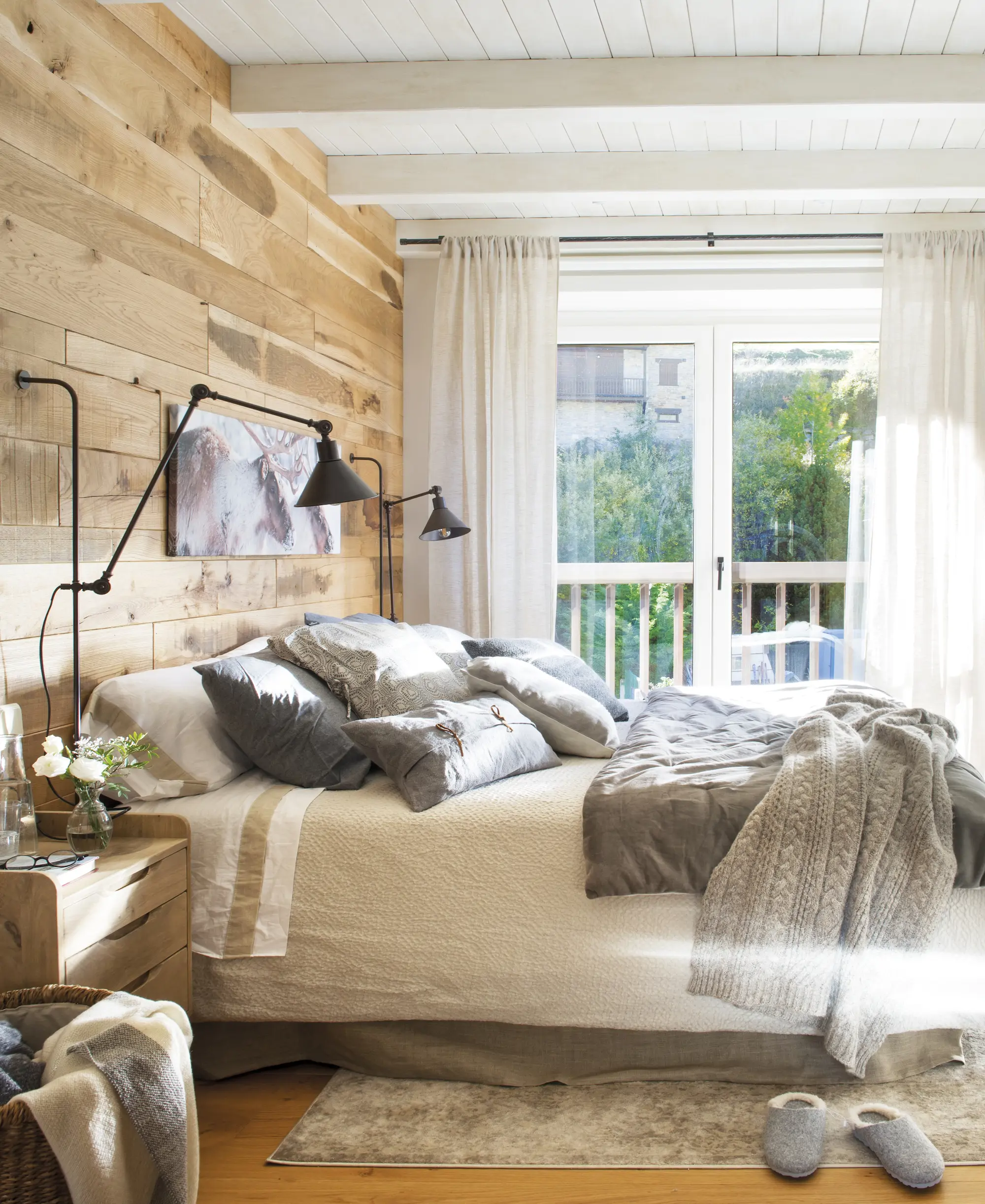 dormitorio con pared de madera 00472467