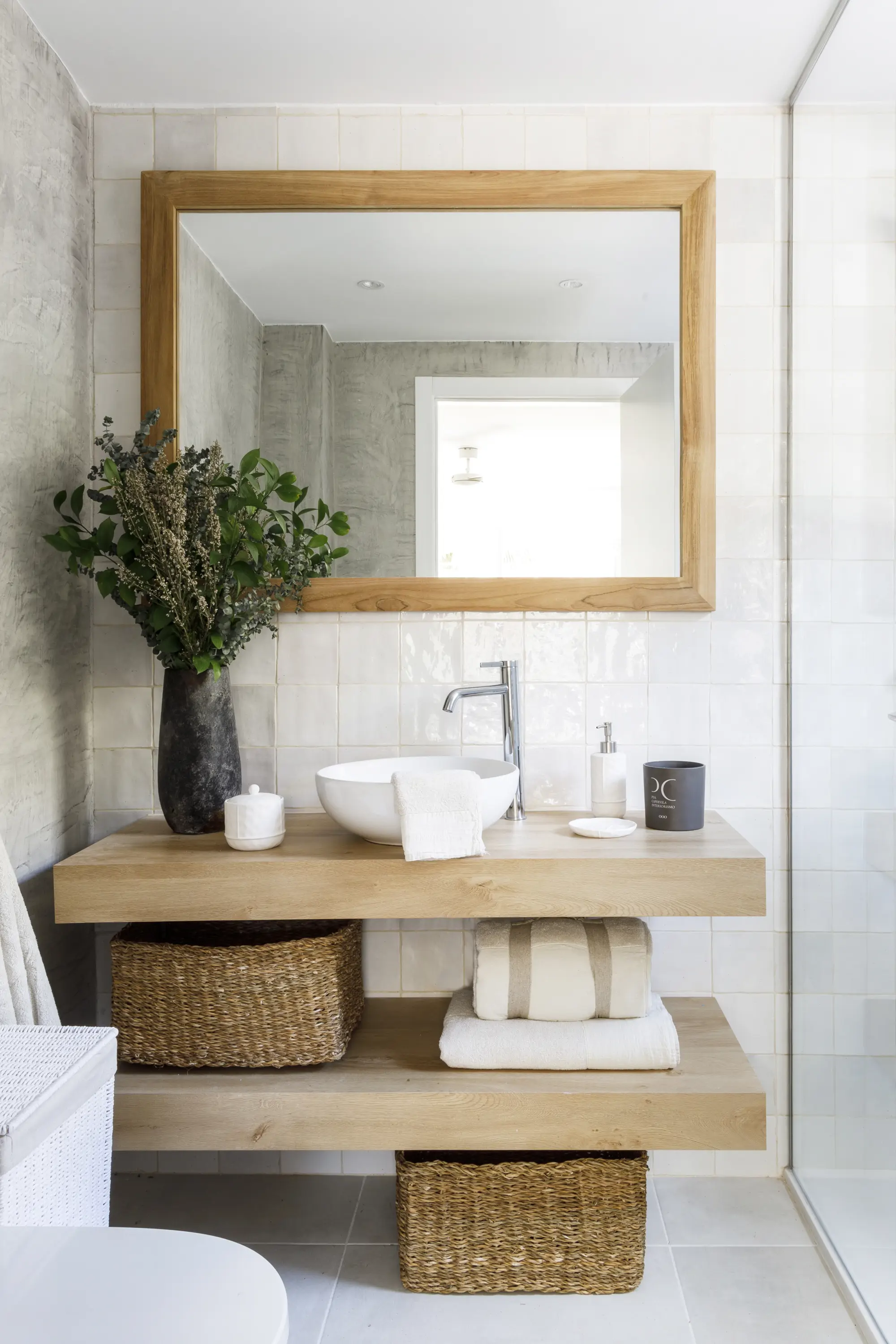 Baño con encimeras voladas a modo de mueble de lavabo.