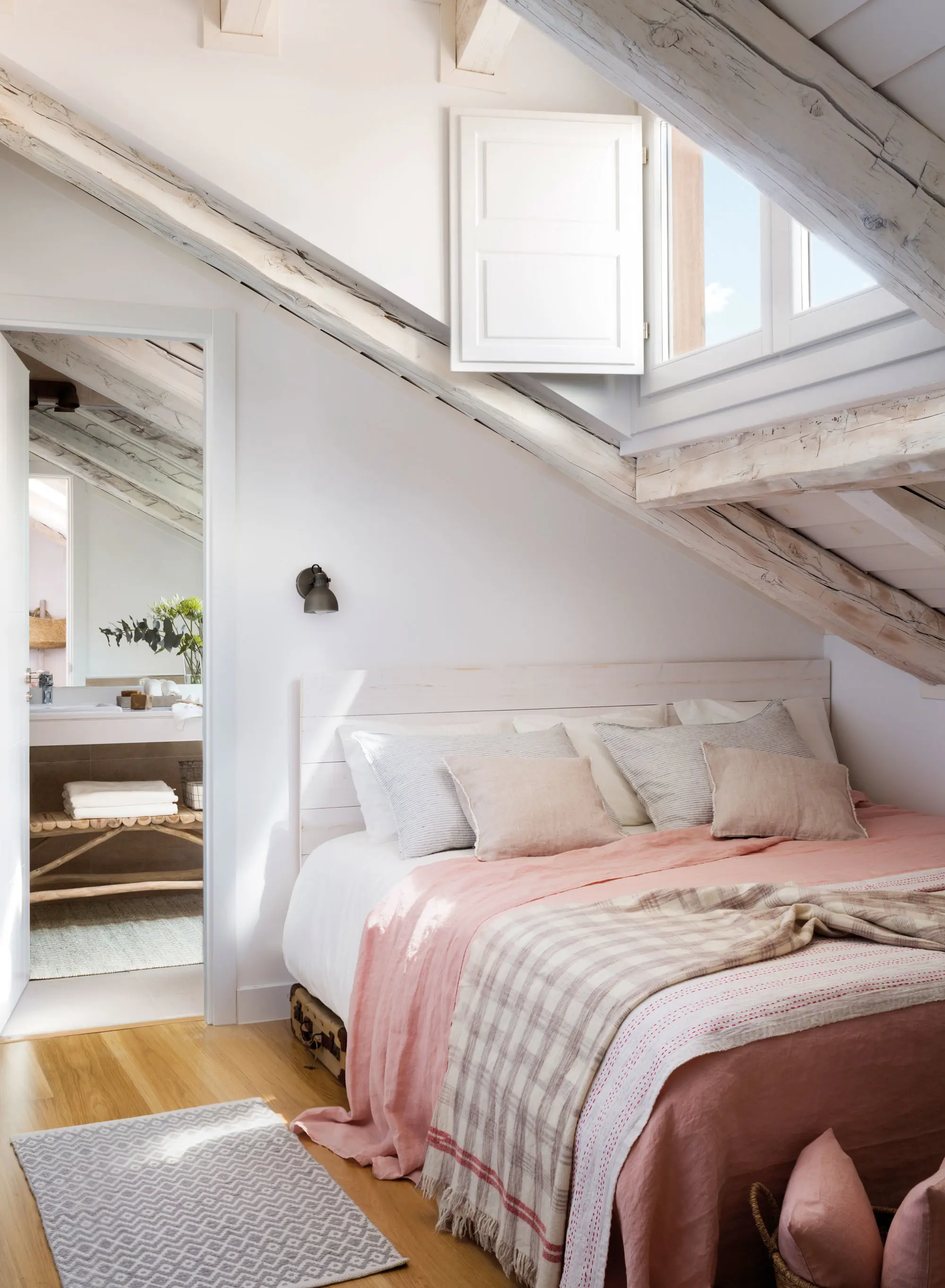 Dormitorio rústico y pequeño
