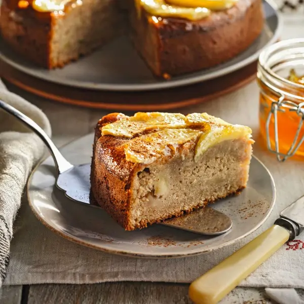 El bizcocho de manzana y canela que huele a casa y sabe a gloria: la receta riquísima y fácil de hacer