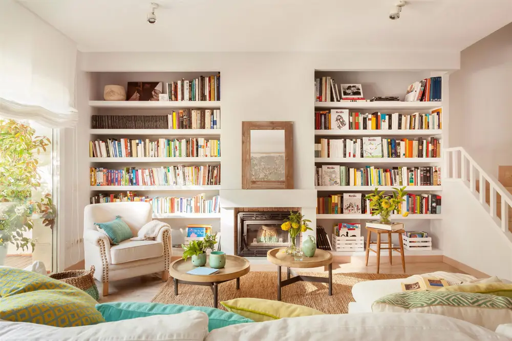 Salón con dos librerías empotradas simétricas a cada lado de la chimenea