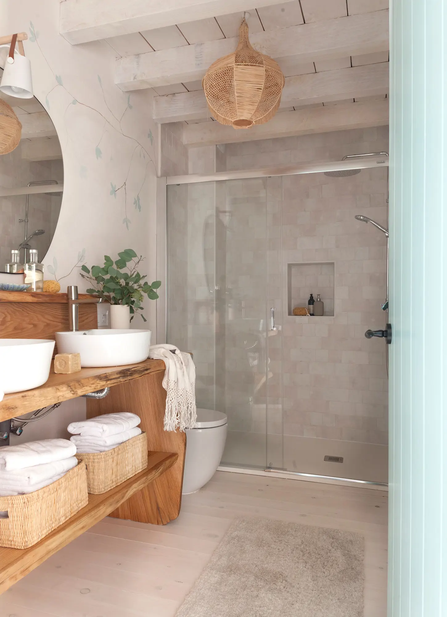 Baño con ducha moderna