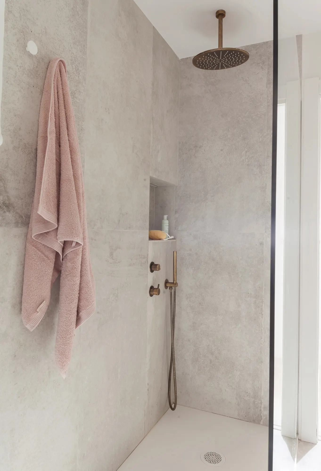 Baño con ducha moderna con hornacina en la pared