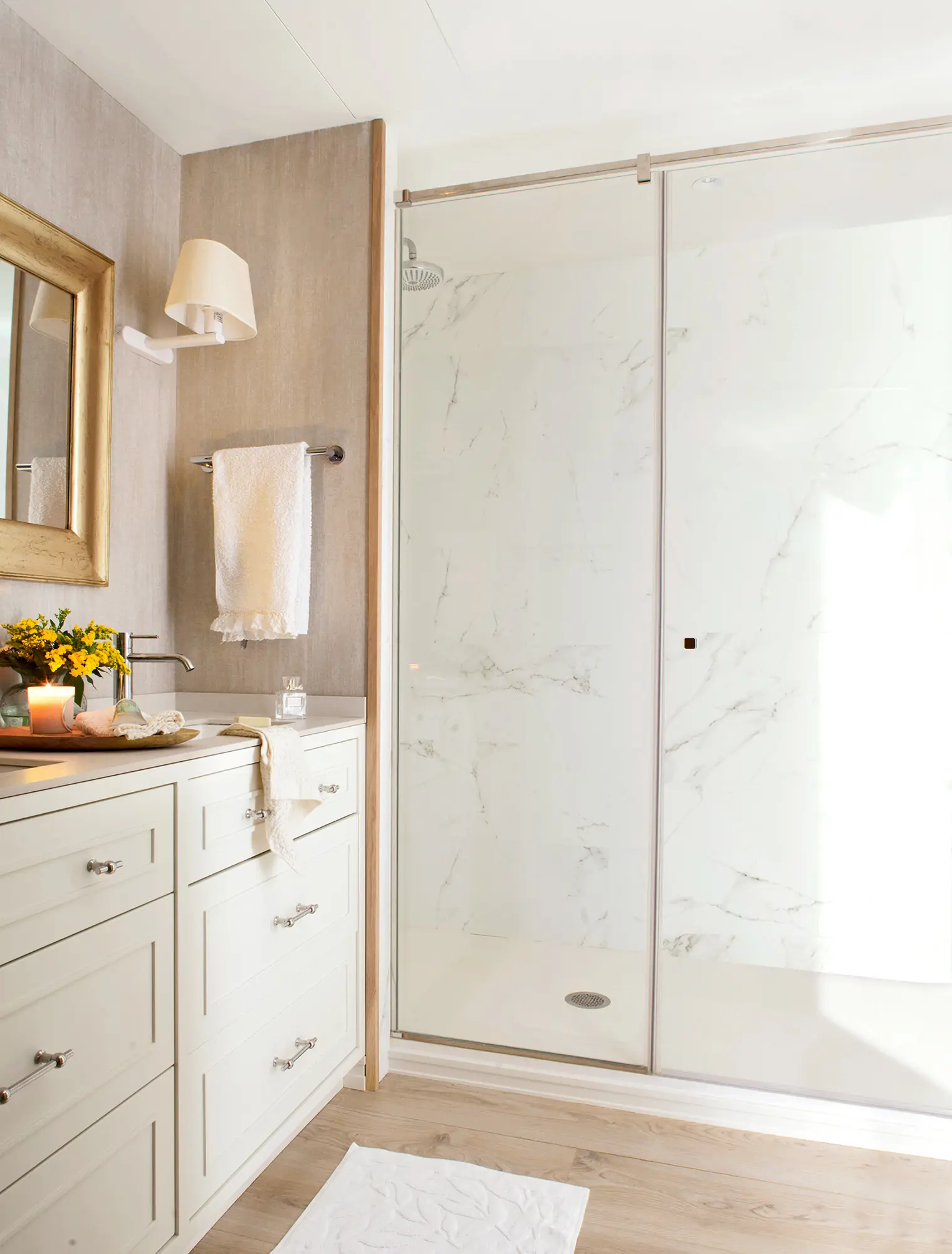 Baño con ducha moderna 
