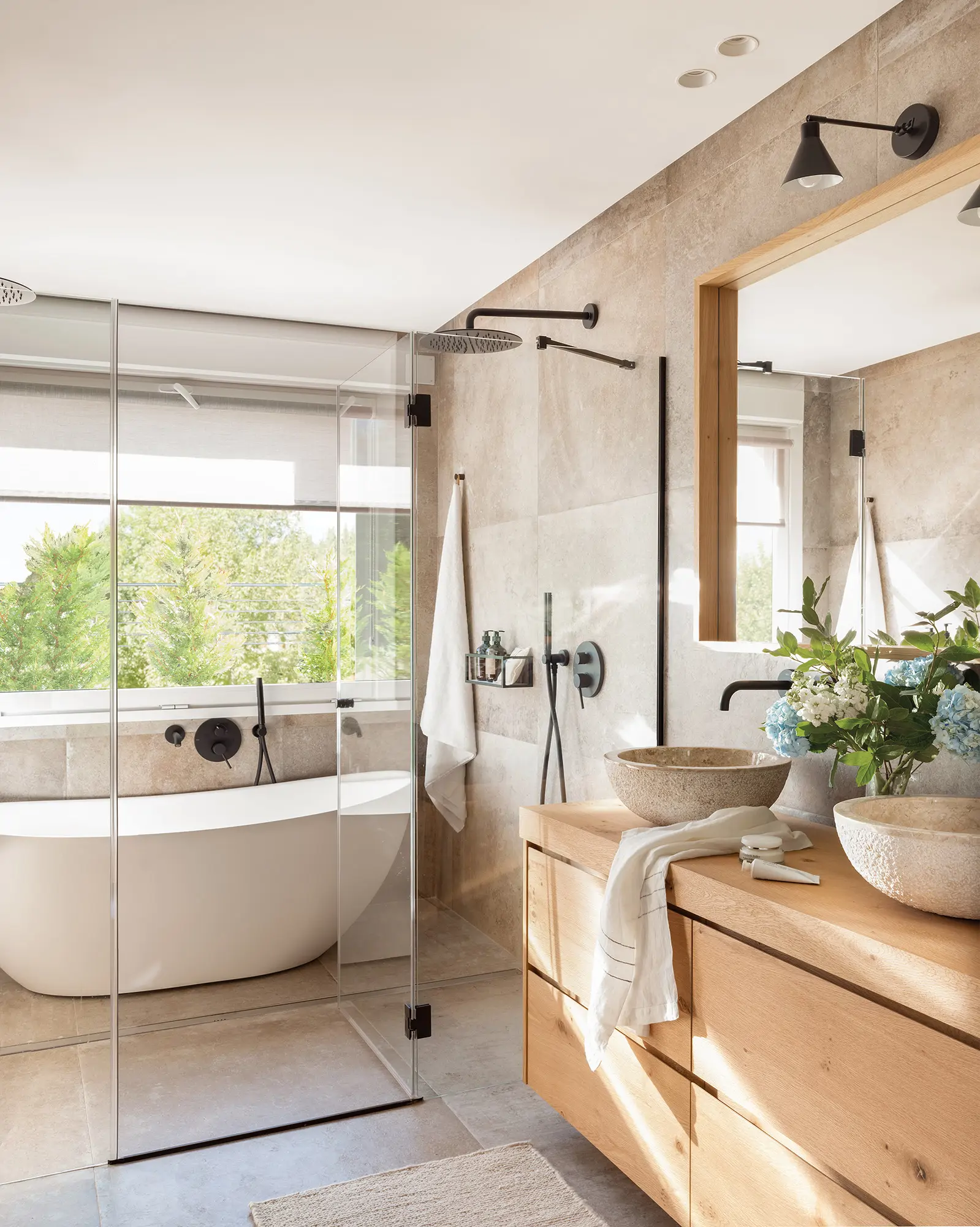 Baño con ducha moderna