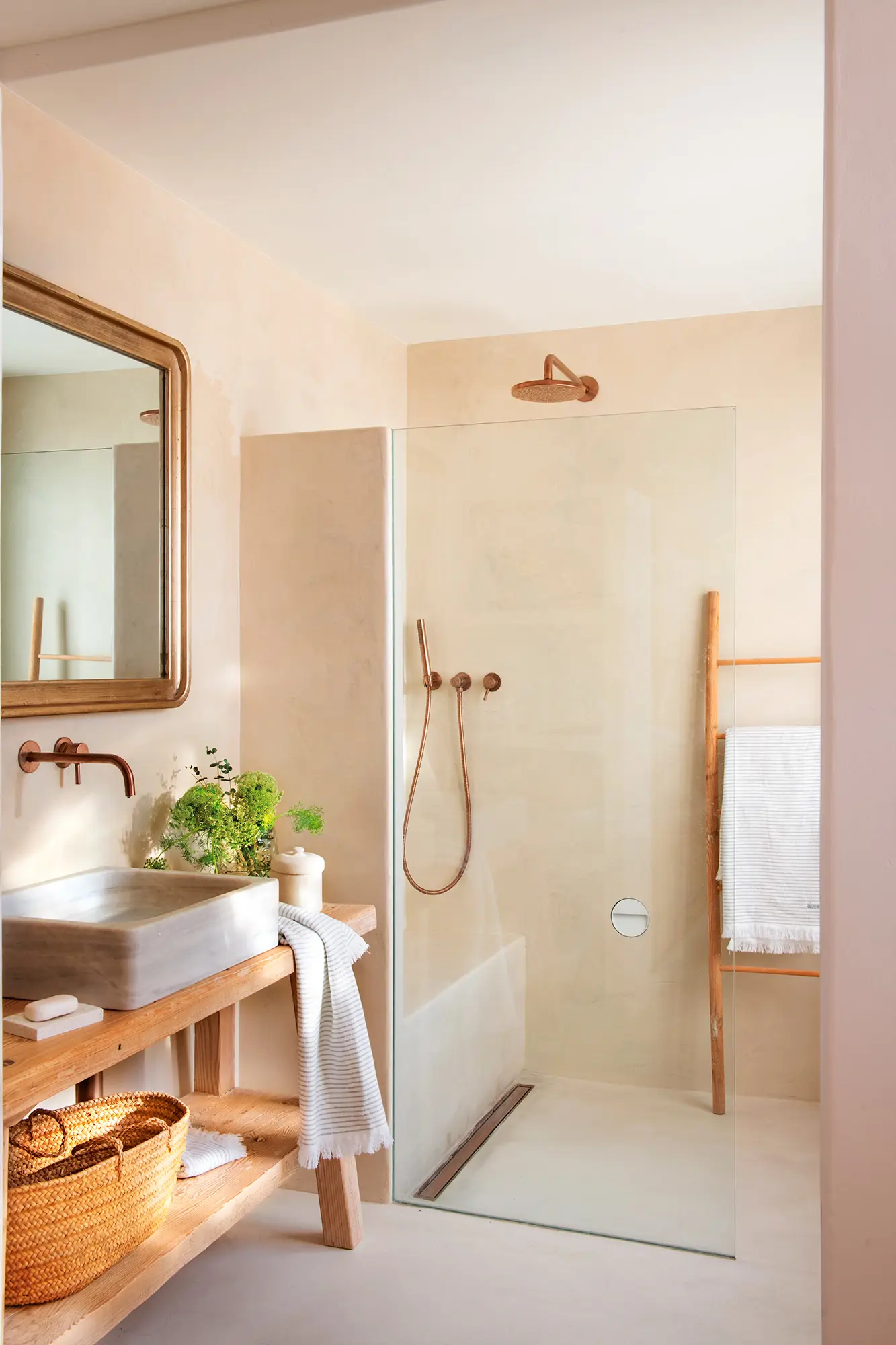 Baño con ducha moderna con asiento de obra