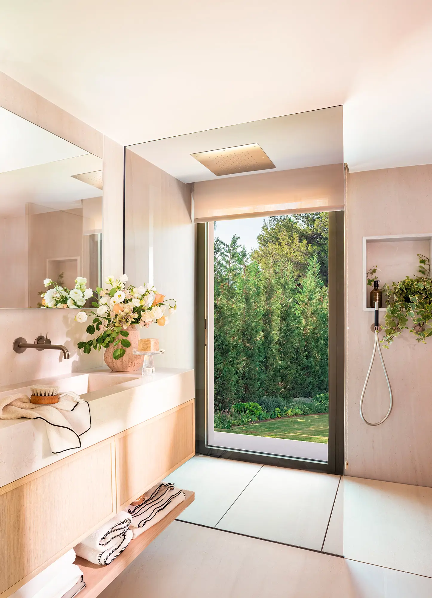 Baño con ducha moderna