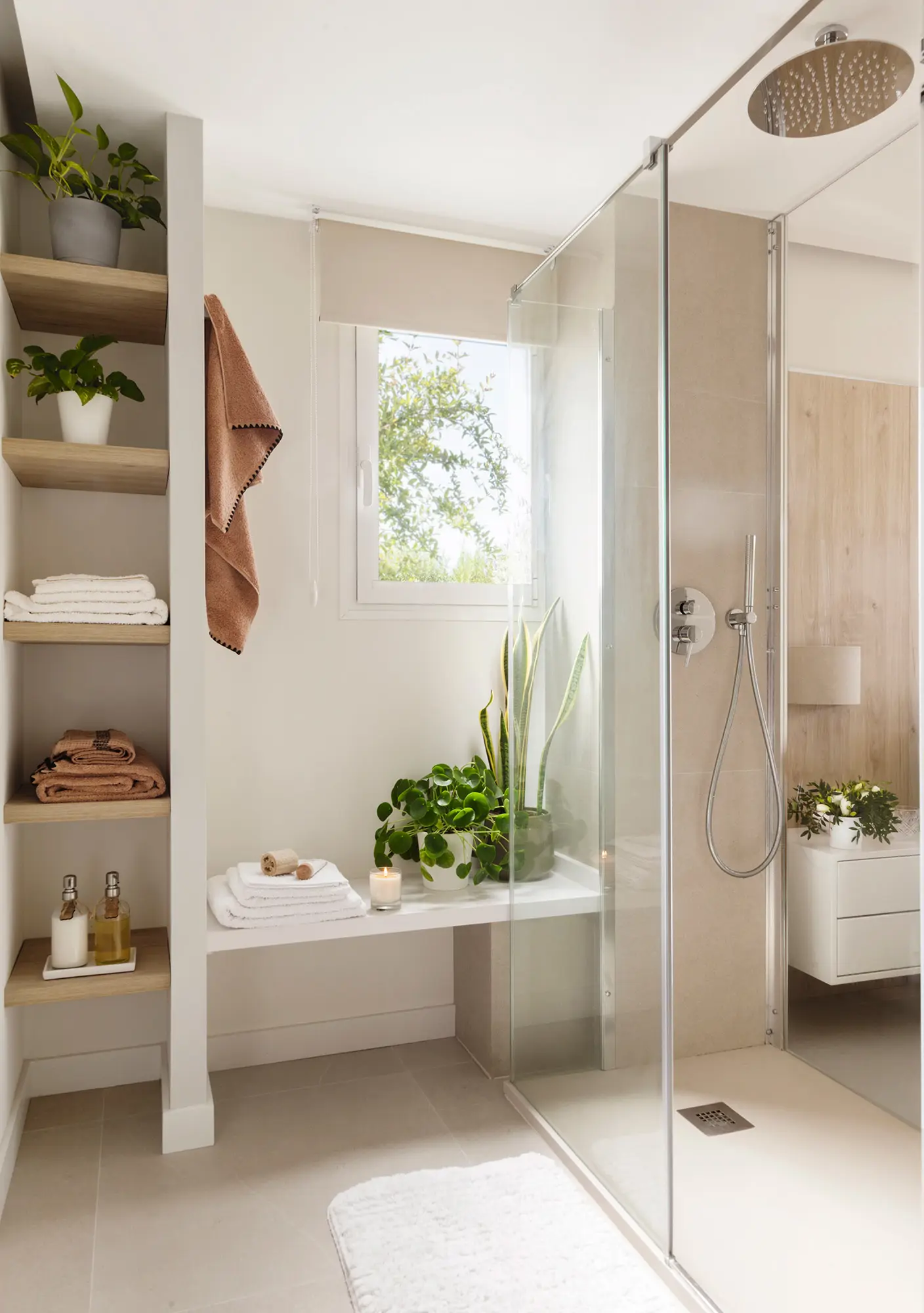 Baño con ducha moderna