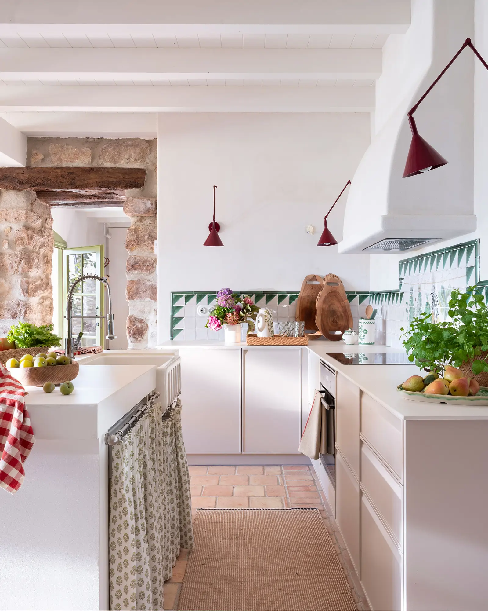 Cocina de estilo rústico moderno con isla
